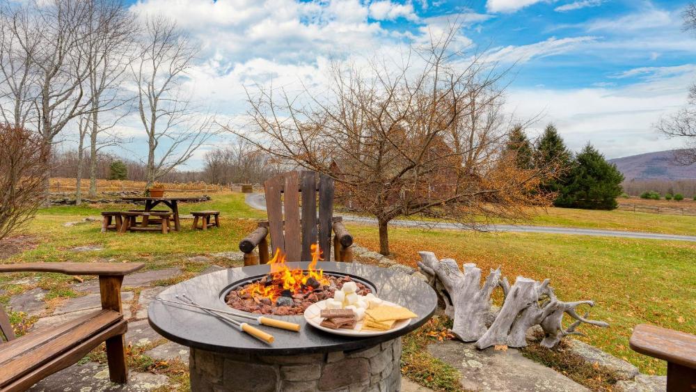Catskill Park Farm by AvantStay Huge Yard Fire Pit Near Windham Ski Resort